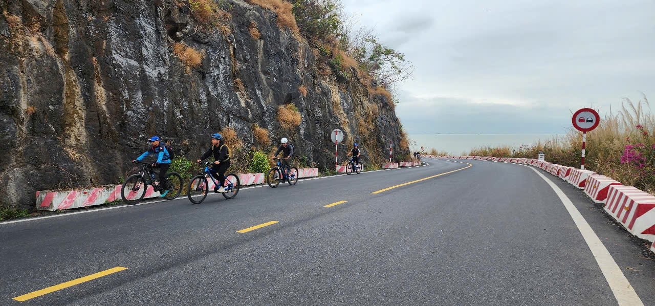 Cycling Cat Ba & Lan Ha Bay Cruise Escape 2 Days